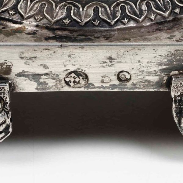 Coppia di saliere in argento fuso e cesellato e cristallo. Genova XIX secolo. Marchio con croce mauriziana e delfino  - Asta Argenti - Associazione Nazionale - Case d'Asta italiane