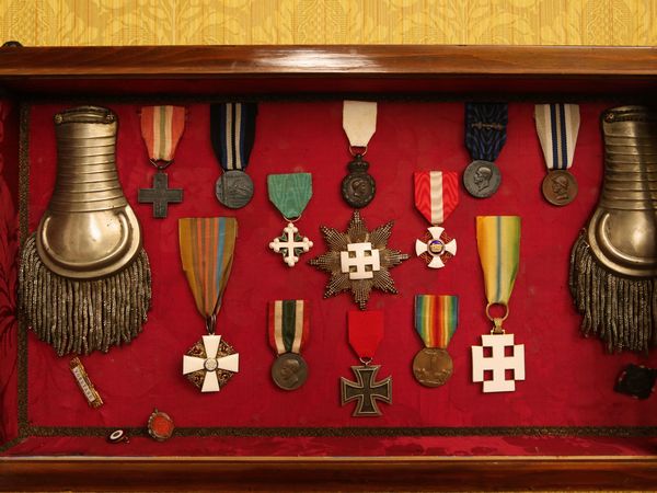 Militaria - Collezione di tredici onorificenze  - Asta Arredi e dipinti da un antico palazzo marchigiano - Associazione Nazionale - Case d'Asta italiane