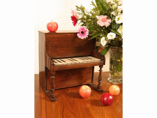 Piccolo pianoforte giocattolo in legno tenero  - Asta Arredi e dipinti da un antico palazzo marchigiano - Associazione Nazionale - Case d'Asta italiane