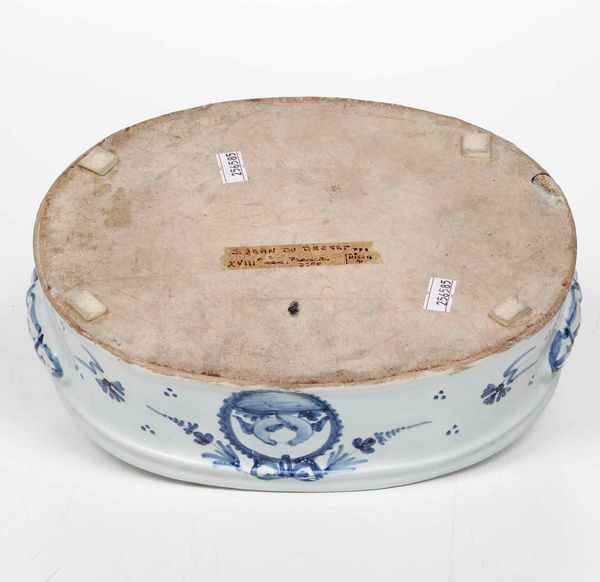 Bacinella ovale<BR>Francia, probabilmente Nevers o Moulins (Alvernia-Rodano-Alpi), seconda met del XVIII secolo  - Asta Bacili da barbiere, bacinelle e fioriere in maiolica francese da collezione - Associazione Nazionale - Case d'Asta italiane