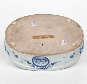 Bacinella ovale<BR>Francia, probabilmente Nevers o Moulins (Alvernia-Rodano-Alpi), seconda met del XVIII secolo  - Asta Bacili da barbiere, bacinelle e fioriere in maiolica francese da collezione - Associazione Nazionale - Case d'Asta italiane