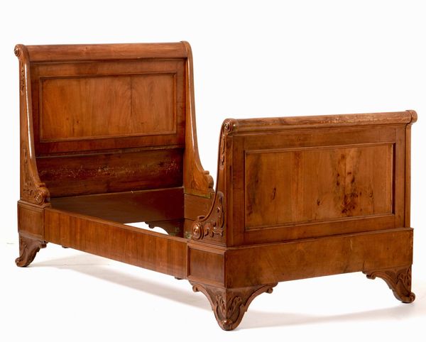 Letto a barca in legno intagliato. XIX secolo  - Asta Antiquariato Settembre - Associazione Nazionale - Case d'Asta italiane