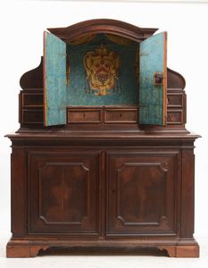 Grande credenza in noce a due corpi. Italia centrale, XVIII-XIX secolo  - Asta Antiquariato Settembre - Associazione Nazionale - Case d'Asta italiane