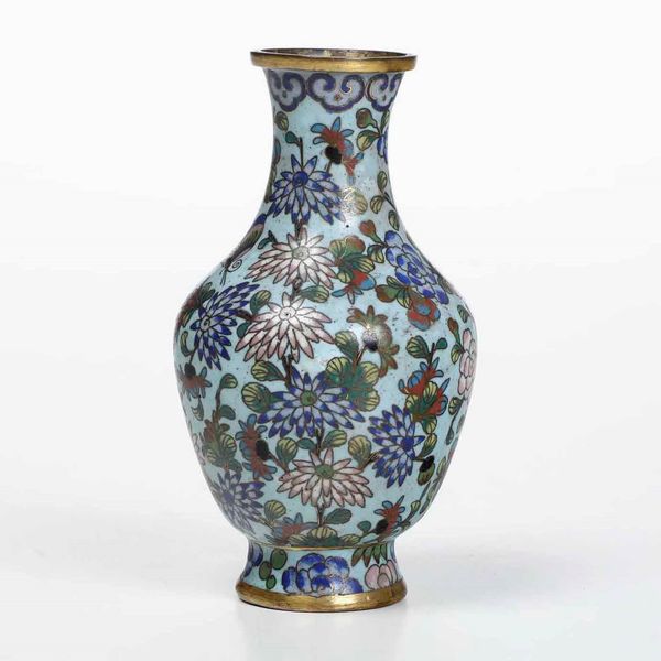 Vaso a smalti con decori floreali su fondo azzurro, Cina, XX secolo  - Asta Arte Orientale   - Associazione Nazionale - Case d'Asta italiane