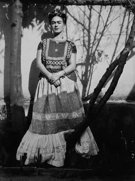 Leo Matiz : Frida y arbol en La Casa Azul  - Asta Fotografia - Associazione Nazionale - Case d'Asta italiane