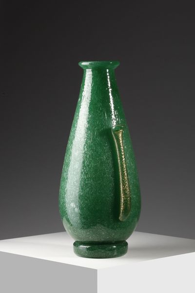 SEGUSO VETRI D'ARTE : Vaso in vetro verde pulegoso, foglia oro sulle anse  - Asta Asta 376 | VETRI DI MURANO E DEL XX SECOLO E CERAMICHE - VETRI DI MURANO E FRANCESI, CERAMICHE Virtuale - Associazione Nazionale - Case d'Asta italiane