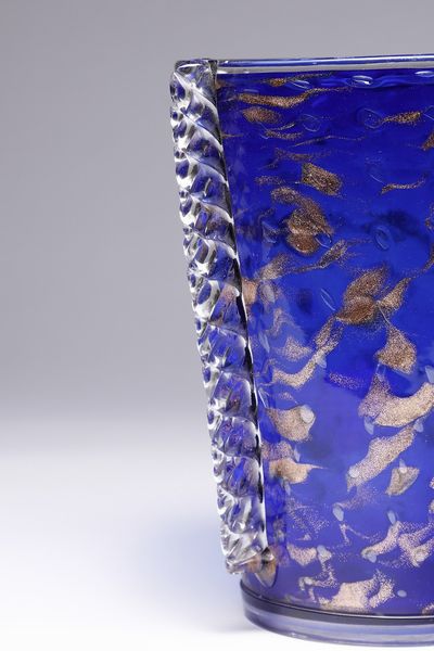 A.V.E.M : Vaso in vetro blu della serie Opachi a mace avventurina, base e morise  in  vetro  trasparente  - Asta Asta 376 | VETRI DI MURANO E DEL XX SECOLO E CERAMICHE - VETRI DI MURANO E FRANCESI, CERAMICHE Virtuale - Associazione Nazionale - Case d'Asta italiane