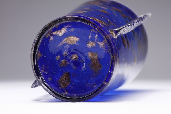 A.V.E.M : Vaso in vetro blu della serie Opachi a mace avventurina, base e morise  in  vetro  trasparente  - Asta Asta 376 | VETRI DI MURANO E DEL XX SECOLO E CERAMICHE - VETRI DI MURANO E FRANCESI, CERAMICHE Virtuale - Associazione Nazionale - Case d'Asta italiane