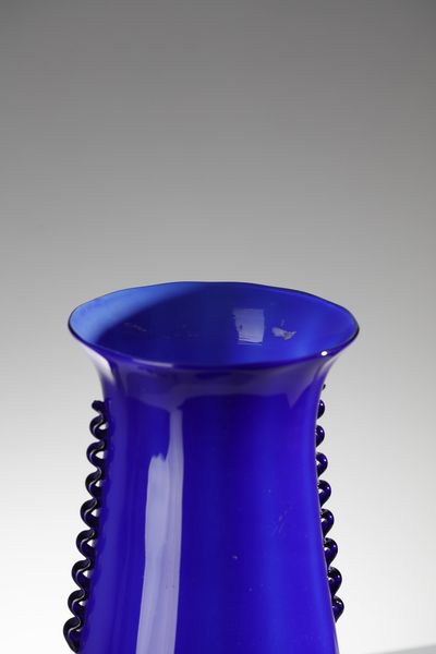 BAROVIER SEGUSO FERRO : Vaso in vetro incamiciato blu base e morise in vetro  nero  - Asta Asta 376 | VETRI DI MURANO E DEL XX SECOLO E CERAMICHE - VETRI DI MURANO E FRANCESI, CERAMICHE Virtuale - Associazione Nazionale - Case d'Asta italiane