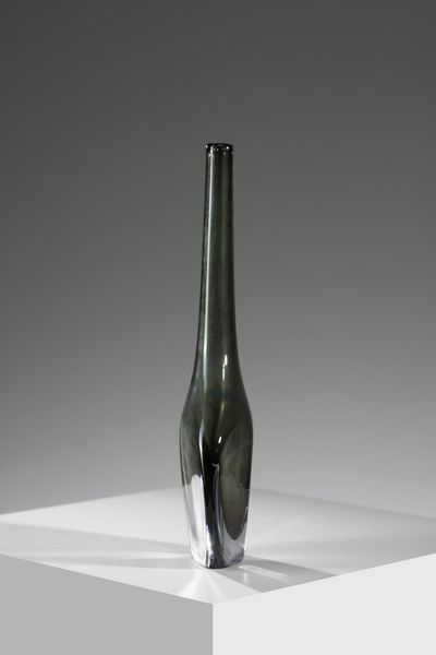 LANDBERG NILS (1907 - 1991) : Vaso in vetro trasparente sommerso  grigio a sezione schiacciata per Orrefors  - Asta Asta 376 | VETRI DI MURANO E DEL XX SECOLO E CERAMICHE - VETRI DI MURANO E FRANCESI, CERAMICHE Virtuale - Associazione Nazionale - Case d'Asta italiane