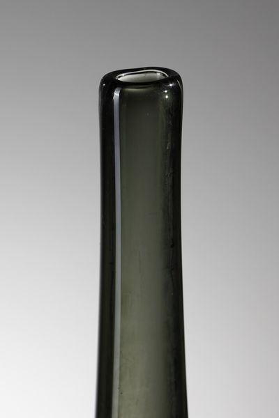 LANDBERG NILS (1907 - 1991) : Vaso in vetro trasparente sommerso  grigio a sezione schiacciata per Orrefors  - Asta Asta 376 | VETRI DI MURANO E DEL XX SECOLO E CERAMICHE - VETRI DI MURANO E FRANCESI, CERAMICHE Virtuale - Associazione Nazionale - Case d'Asta italiane