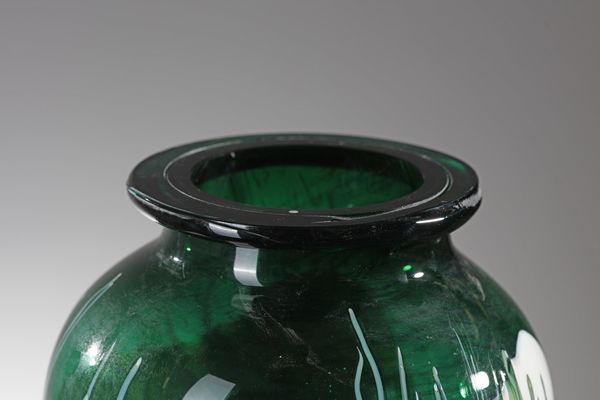 MANIFATTURA ITALIANA : Vaso in vetro verde e lattimo decorato con canne in vetro opaco azzurro  - Asta Asta 376 | VETRI DI MURANO E DEL XX SECOLO E CERAMICHE - VETRI DI MURANO E FRANCESI, CERAMICHE Virtuale - Associazione Nazionale - Case d'Asta italiane