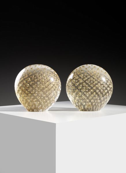 BAROVIER & TOSO : Coppia di fermacarte in vetro trasparente decorato con bolle regolari e foglia oro  - Asta Asta 376 | VETRI DI MURANO E DEL XX SECOLO E CERAMICHE - VETRI DI MURANO E FRANCESI, CERAMICHE Virtuale - Associazione Nazionale - Case d'Asta italiane