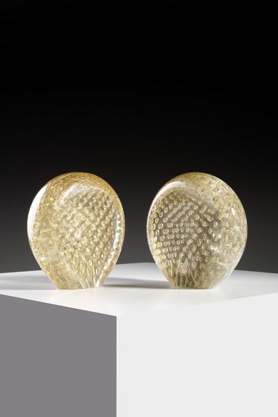 BAROVIER & TOSO : Coppia di fermacarte in vetro trasparente decorato con bolle regolari e foglia oro  - Asta Asta 376 | VETRI DI MURANO E DEL XX SECOLO E CERAMICHE - VETRI DI MURANO E FRANCESI, CERAMICHE Virtuale - Associazione Nazionale - Case d'Asta italiane