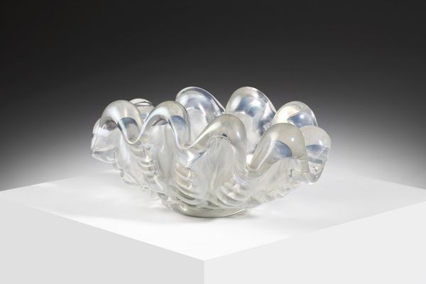 BAROVIER ERCOLE (1889 - 1974) : Centrotavola in vetro trasparente a grosse costolature. Superficie iridata  - Asta Asta 376 | VETRI DI MURANO E DEL XX SECOLO E CERAMICHE - VETRI DI MURANO E FRANCESI, CERAMICHE Virtuale - Associazione Nazionale - Case d'Asta italiane