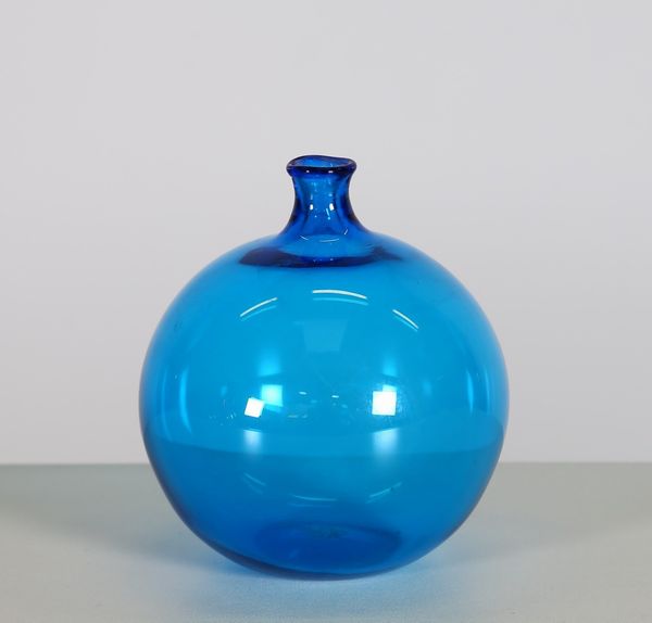 VENINI : Vaso a bulbo in vetro blu trasparente  - Asta Asta 376 | VETRI DI MURANO E DEL XX SECOLO E CERAMICHE - VETRI DI MURANO E FRANCESI, CERAMICHE Virtuale - Associazione Nazionale - Case d'Asta italiane