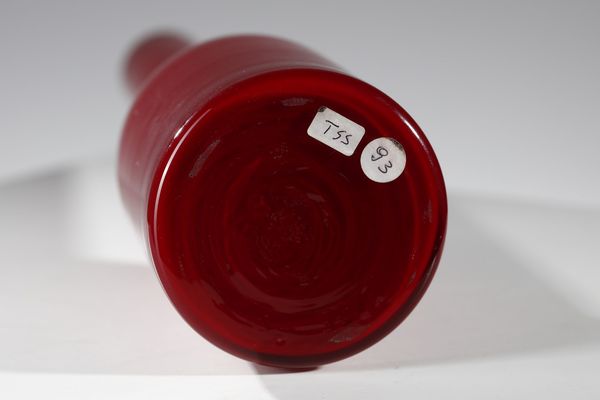 MANIFATTURA MURANESE : Vaso in vetro incamiciato rosso  - Asta Asta 376 | VETRI DI MURANO E DEL XX SECOLO E CERAMICHE - VETRI DI MURANO E FRANCESI, CERAMICHE Virtuale - Associazione Nazionale - Case d'Asta italiane