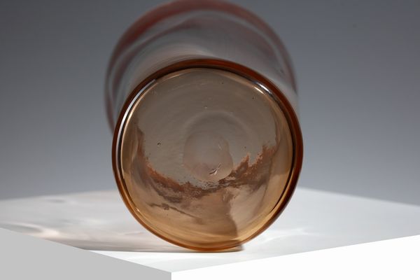 MANIFATTURA MURANESE : Vaso in vetro trasparente paglierino decorato con delle depressioni  - Asta Asta 376 | VETRI DI MURANO E DEL XX SECOLO E CERAMICHE - VETRI DI MURANO E FRANCESI, CERAMICHE Virtuale - Associazione Nazionale - Case d'Asta italiane