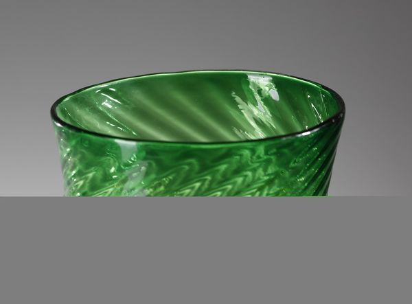 MANIFATTURA MURANESE : Vaso in vetro verde a rigadin decorato con applicazioni  - Asta Asta 376 | VETRI DI MURANO E DEL XX SECOLO E CERAMICHE - VETRI DI MURANO E FRANCESI, CERAMICHE Virtuale - Associazione Nazionale - Case d'Asta italiane