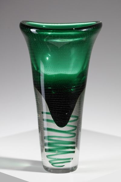 MANIFATTURA MURANESE : Vaso in vetro sommerso verde decorato con filamento interno  - Asta Asta 376 | VETRI DI MURANO E DEL XX SECOLO E CERAMICHE - VETRI DI MURANO E FRANCESI, CERAMICHE Virtuale - Associazione Nazionale - Case d'Asta italiane