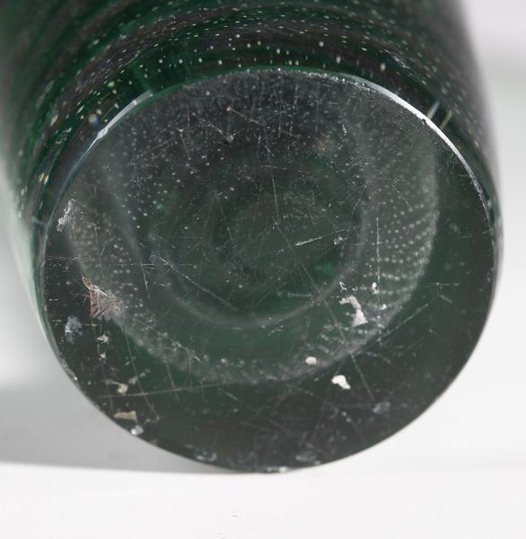 MANIFATTURA MURANESE : Vaso in vetro sommerso verde decorato con filamento interno  - Asta Asta 376 | VETRI DI MURANO E DEL XX SECOLO E CERAMICHE - VETRI DI MURANO E FRANCESI, CERAMICHE Virtuale - Associazione Nazionale - Case d'Asta italiane