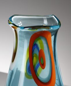 POTENZA GIANMARIA (n. 1936) : Vaso in vetro azzurrino decorato con murrine ad anelli concentrici arancio e lattimo per La Murrina  - Asta Asta 376 | VETRI DI MURANO E DEL XX SECOLO E CERAMICHE - VETRI DI MURANO E FRANCESI, CERAMICHE Virtuale - Associazione Nazionale - Case d'Asta italiane