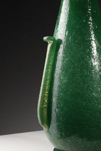 SEGUSO VETRI D'ARTE : Vaso in vetro verde pulegoso, foglia oro sulle anse  - Asta Asta 376 | VETRI DI MURANO E DEL XX SECOLO E CERAMICHE - VETRI DI MURANO E FRANCESI, CERAMICHE Virtuale - Associazione Nazionale - Case d'Asta italiane