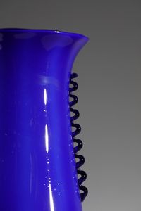 BAROVIER SEGUSO FERRO : Vaso in vetro incamiciato blu base e morise in vetro  nero  - Asta Asta 376 | VETRI DI MURANO E DEL XX SECOLO E CERAMICHE - VETRI DI MURANO E FRANCESI, CERAMICHE Virtuale - Associazione Nazionale - Case d'Asta italiane