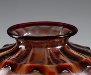 MANIFATTURA MURANESE : Vaso in vetro trasparente avvolto da fascia a spirale in vetro rosso  - Asta Asta 376 | VETRI DI MURANO E DEL XX SECOLO E CERAMICHE - VETRI DI MURANO E FRANCESI, CERAMICHE Virtuale - Associazione Nazionale - Case d'Asta italiane