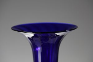 MANIFATTURA MURANESE : Vaso in vetro trasparente blu inserito in struttura in ferro battuto  - Asta Asta 376 | VETRI DI MURANO E DEL XX SECOLO E CERAMICHE - VETRI DI MURANO E FRANCESI, CERAMICHE Virtuale - Associazione Nazionale - Case d'Asta italiane