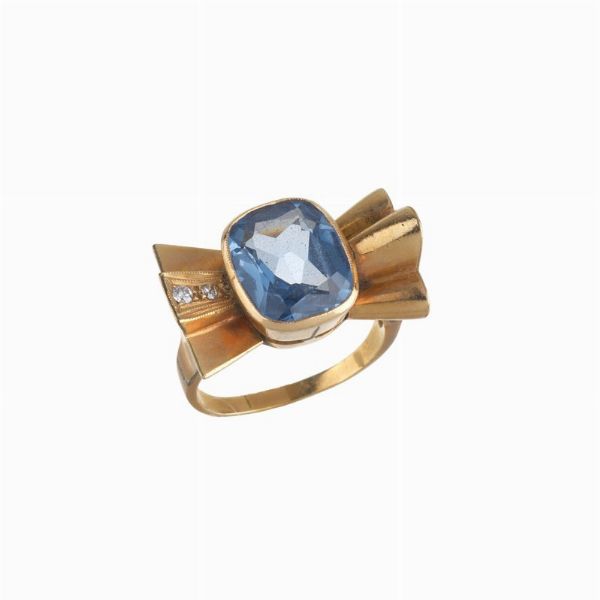 ANELLO A FORMA DI FIOCCO CON QUARZO BLU E DIAMANTI  - Asta Gioielli  - Associazione Nazionale - Case d'Asta italiane