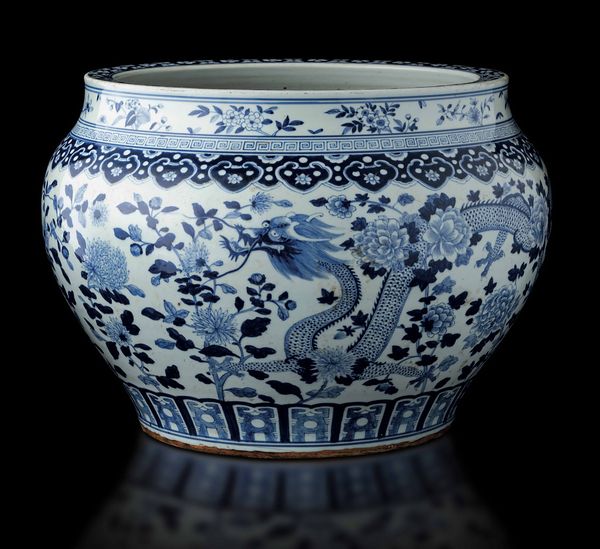 Cachepot in porcellana bianca e blu con figure di draghi e peonie in fiore, Cina, Dinastia Qing, epoca Qianlong (1736-1796)  - Asta Fine chinese works of art - Associazione Nazionale - Case d'Asta italiane