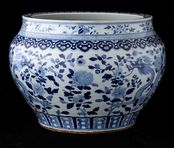 Cachepot in porcellana bianca e blu con figure di draghi e peonie in fiore, Cina, Dinastia Qing, epoca Qianlong (1736-1796)  - Asta Fine chinese works of art - Associazione Nazionale - Case d'Asta italiane