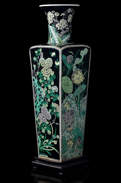 Vaso a sezione quadrata in porcellana Famiglia Nera con decoro di rami in fiore, Cina, Dinastia Qing, XIX secolo  - Asta Fine chinese works of art - Associazione Nazionale - Case d'Asta italiane