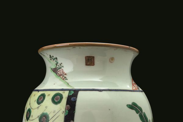 Vaso in porcellana Famiglia Verde raffigurante scena di vita comune e fanciulli, Cina, Dinastia Qing, XIX secolo  - Asta Fine chinese works of art - Associazione Nazionale - Case d'Asta italiane