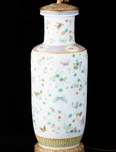 Vaso in porcellana Famiglia Rosa con decori floreali, Cina, Dinastia Qing, XIX secolo  - Asta Fine chinese works of art - Associazione Nazionale - Case d'Asta italiane