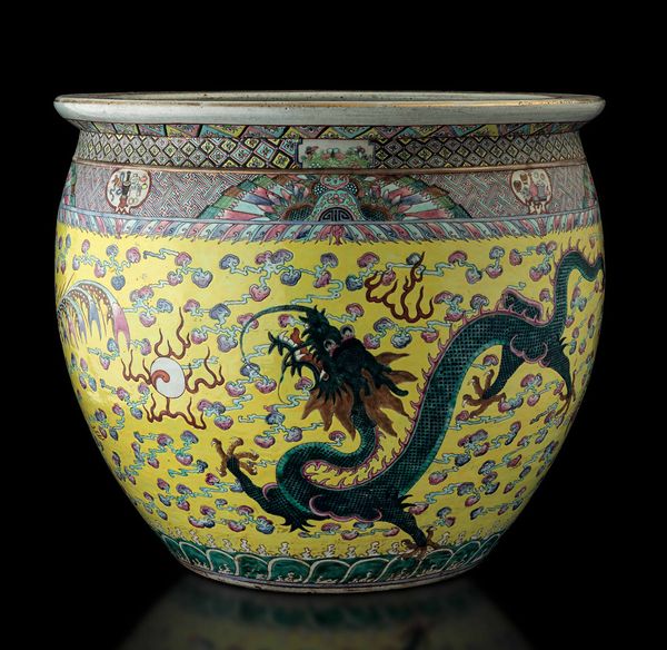 Importante coppia di cachepots in porcellana a smalti policromi con figure di draghi tra le nuvole su fondo giallo e Koi fish, Cina, Dinastia Qing, epoca Guangxu (1875-1912)  - Asta Fine chinese works of art - Associazione Nazionale - Case d'Asta italiane