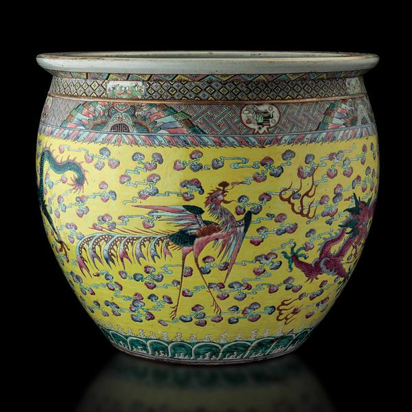 Importante coppia di cachepots in porcellana a smalti policromi con figure di draghi tra le nuvole su fondo giallo e Koi fish, Cina, Dinastia Qing, epoca Guangxu (1875-1912)  - Asta Fine chinese works of art - Associazione Nazionale - Case d'Asta italiane