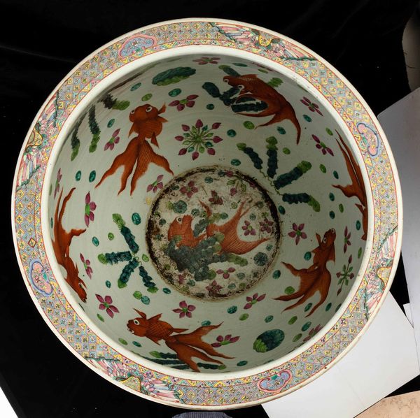 Importante coppia di cachepots in porcellana a smalti policromi con figure di draghi tra le nuvole su fondo giallo e Koi fish, Cina, Dinastia Qing, epoca Guangxu (1875-1912)  - Asta Fine chinese works of art - Associazione Nazionale - Case d'Asta italiane