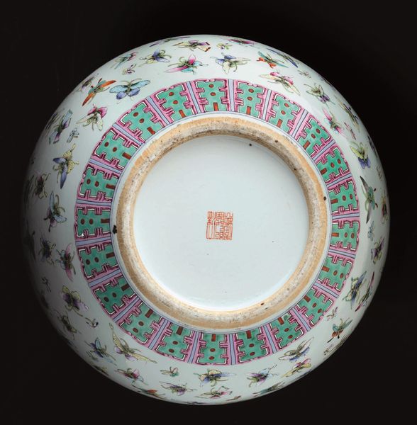 Vaso Tianqiuping in porcellana con decoro di farfalle, Cina, Dinastia Qing, XIX secolo  - Asta Fine chinese works of art - Associazione Nazionale - Case d'Asta italiane