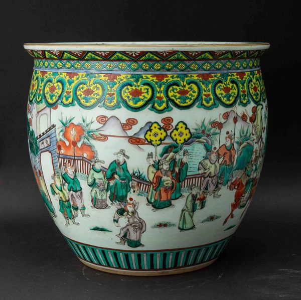 Cachepot in porcellana Famiglia Verde raffigurante scontro tra cavalieri e figure di koi fish all'interno, Cina, Dinastia Qing, epoca Daoguang (1821-1850)  - Asta Fine chinese works of art - Associazione Nazionale - Case d'Asta italiane