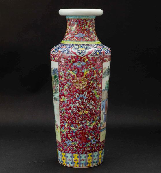 Vaso in porcellana a smalti policromi con decori floreali e scene di vita comune entro riserve, Cina, Repubblica, XX secolo  - Asta Fine chinese works of art - Associazione Nazionale - Case d'Asta italiane