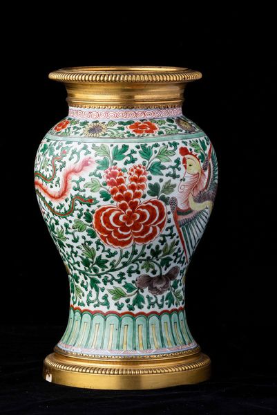 Vaso in porcellana Famiglia Verde con figure di fenici e decori floreali, Cina, Dinastia Qing, epoca Kangxi (1662-1722)  - Asta Fine chinese works of art - Associazione Nazionale - Case d'Asta italiane