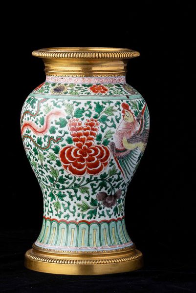 Vaso in porcellana Famiglia Verde con figure di fenici e decori floreali, Cina, Dinastia Qing, epoca Kangxi (1662-1722)  - Asta Fine chinese works of art - Associazione Nazionale - Case d'Asta italiane