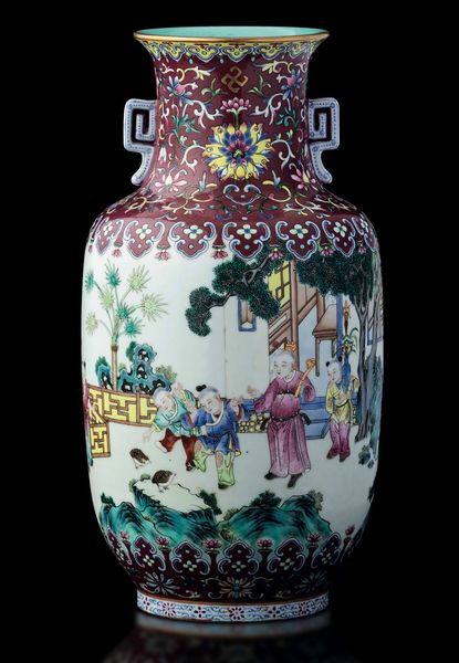 Vaso in porcellana con piccole anse sagomate e scena di vita comune con saggi e discepoli, Cina, Repubblica, XX secolo  - Asta Fine chinese works of art - Associazione Nazionale - Case d'Asta italiane