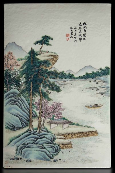 Placca in porcellana a smalti policromi con paesaggio, barche e iscrizione, Cina, Dinastia Qing, XIX secolo  - Asta Fine chinese works of art - Associazione Nazionale - Case d'Asta italiane