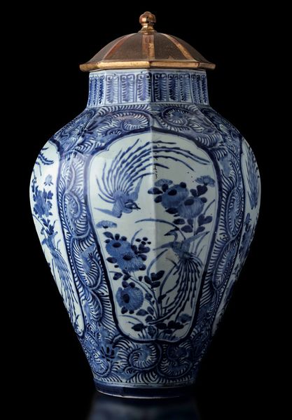 Potiche in porcellana Arita con coperchio in legno dorato e soggetti naturalistici entro riserve, Giappone, XVII secolo  - Asta Fine chinese works of art - Associazione Nazionale - Case d'Asta italiane