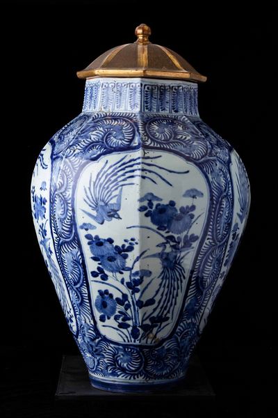 Potiche in porcellana Arita con coperchio in legno dorato e soggetti naturalistici entro riserve, Giappone, XVII secolo  - Asta Fine chinese works of art - Associazione Nazionale - Case d'Asta italiane