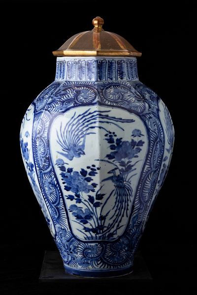 Potiche in porcellana Arita con coperchio in legno dorato e soggetti naturalistici entro riserve, Giappone, XVII secolo  - Asta Fine chinese works of art - Associazione Nazionale - Case d'Asta italiane