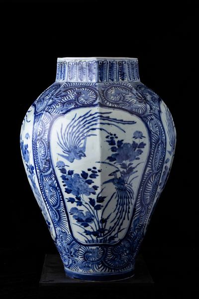 Potiche in porcellana Arita con coperchio in legno dorato e soggetti naturalistici entro riserve, Giappone, XVII secolo  - Asta Fine chinese works of art - Associazione Nazionale - Case d'Asta italiane